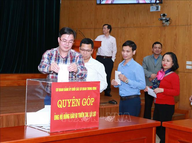 Tron ảnh: Cán bộ, viên chức, người lao động Đảng uỷ Khối các cơ quan Trung ương quyên góp ủng hộ đồng bào miền Trung khắc phục hậu quả lũ lụt. Ảnh: Phương Hoa - TTXVN