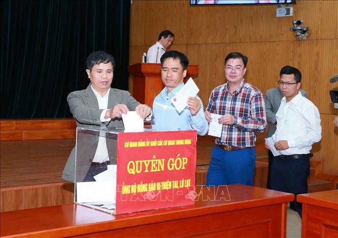 Trong ảnh: Cán bộ, viên chức, người lao động Đảng uỷ Khối các cơ quan Trung ương quyên góp ủng hộ đồng bào miền Trung khắc phục hậu quả lũ lụt. Ảnh: Phương Hoa - TTXVN