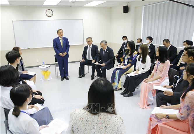 Photo: Japanese Prime Minister Suga Yoshihide has talks with students at the Vietnam - Japan University. VNA Photo: Doãn Tấn