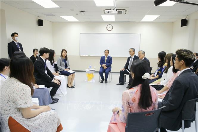 Photo: Japanese Prime Minister Suga Yoshihide has talks with students at the Vietnam - Japan University. VNA Photo: Doãn Tấn