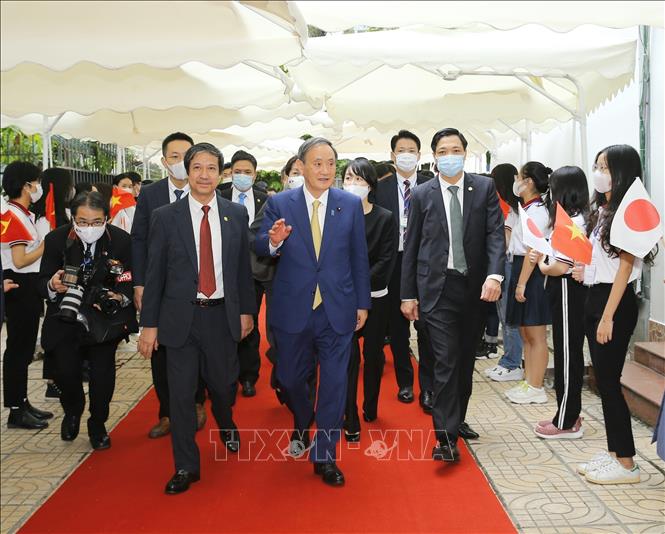 Photo: Japanese Prime Minister Suga Yoshihide visits the Vietnam - Japan University. VNA Photo: Doãn Tấn