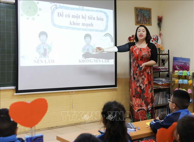 Trong ảnh: Giáo viên không chỉ là những người truyền thụ kiến thức mà còn là nhà tâm lý, nhà giáo dục học, người biết khơi những đam mê của học sinh, biết phát huy những tố chất, nội lực để học sinh được bộc lộ hết khả năng, tình cảm của mình. Đó là phương pháp mà cô Đặng Hoàng Hà đã, đang và tiếp tục thực hiện trong sự nghiệp “trồng người” của mình. Ảnh: Thanh Tùng -  TTXVN 