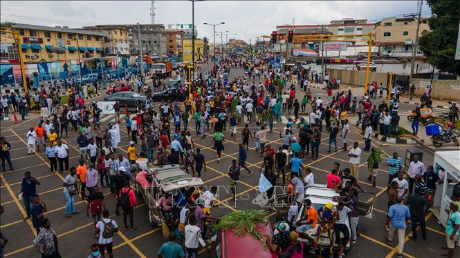 Trong ảnh: Người biểu tình phong tỏa một tuyến đường ở thành phố Lagos, Nigeria ngày 19/10/2020. Ảnh: AFP/TTXVN