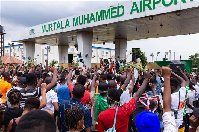 Trong ảnh: Người biểu tình phong tỏa sân bay Quốc tế Murtala Muhammed ở thành phố Lagos, Nigeria ngày 19/10/2020. Ảnh: AFP/TTXVN