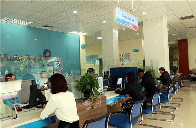Trong ảnh: Khách hàng giao dịch tại Ngân hàng Thương mại Cổ phần Công thương Việt Nam chi nhánh tỉnh Yên Bái. Ảnh: Việt Dũng - TTXVN