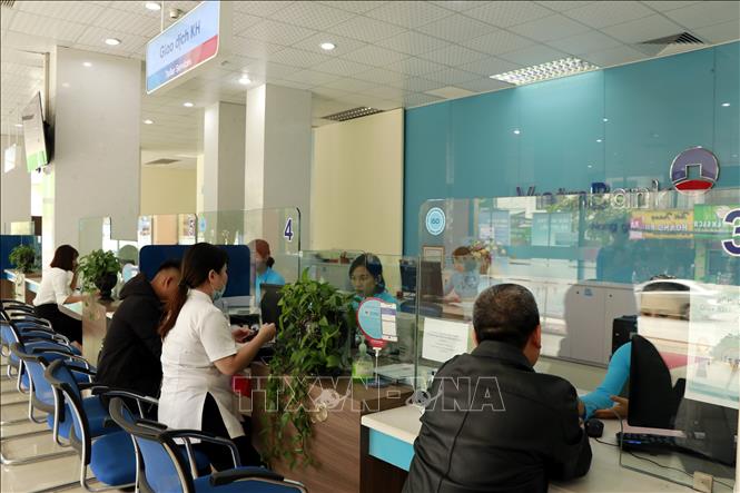 Trong ảnh: Khách hàng giao dịch tại Ngân hàng Thương mại Cổ phần Công thương Việt Nam chi nhánh tỉnh Yên Bái. Ảnh: Việt Dũng - TTXVN