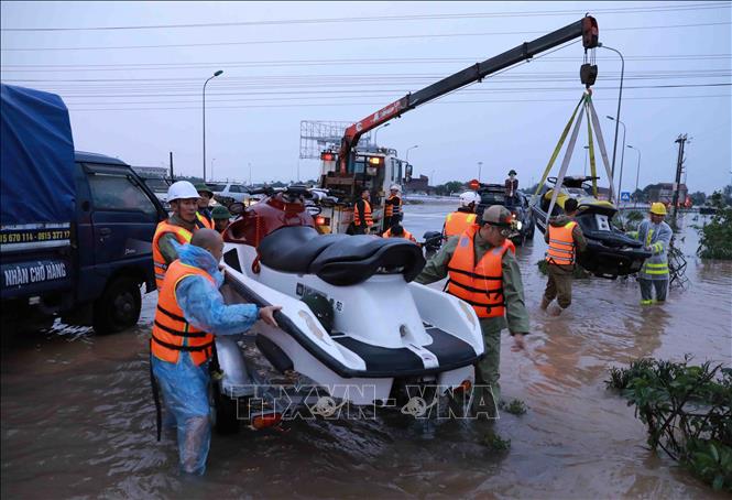 Trong ảnh: Lực lượng chức năng chuẩn bị phương tiện, triển khai công tác cứu trợ tại huyện Cẩm Xuyên. Ảnh: Vũ Sinh - TTXVN