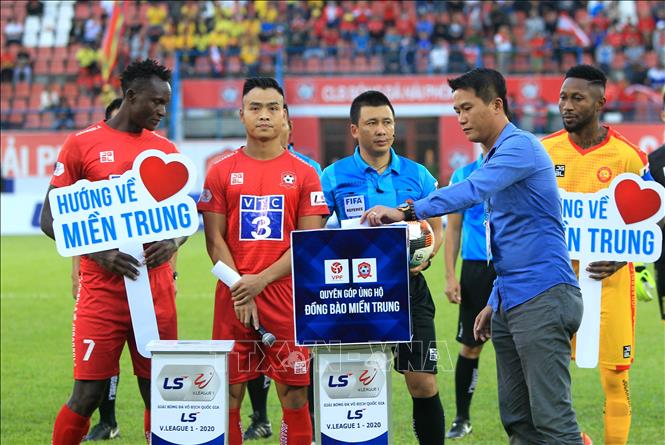 Trong ảnh: Trước khi bước vào trận đấu, ban tổ chức trận đấu Hải Phòng FC với Thanh Hóa FC phát động kêu gọi ủng hộ đồng bào miền Trung chịu ảnh hưởng của thiên tai. Ảnh: An Đăng - TTXVN