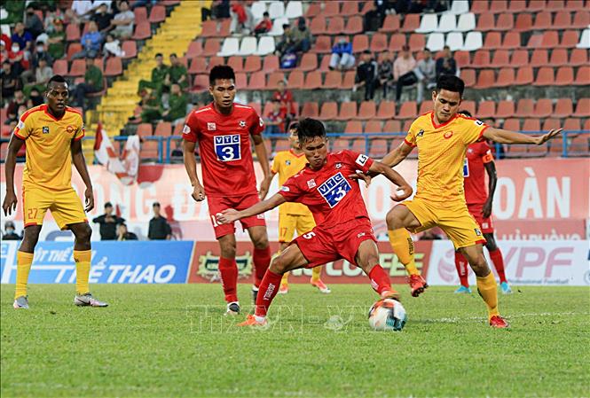 Trong ảnh: Pha tranh bóng của cầu thủ hai đội. Ảnh: An Đăng – TTXVN