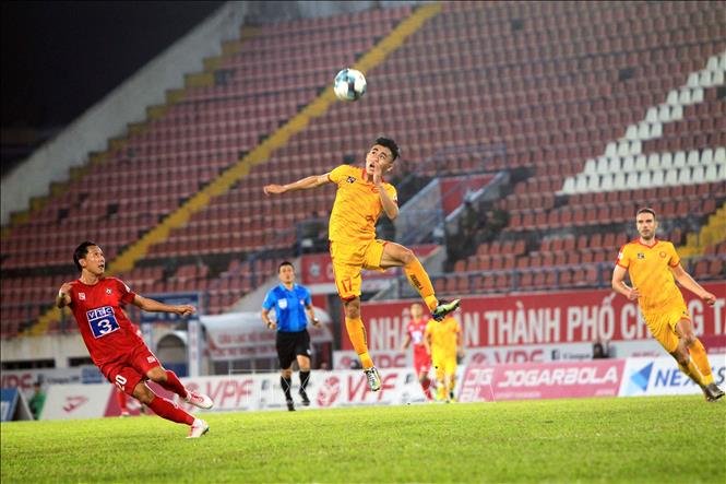 Trong ảnh: Pha khống chế bóng trên không của cầu thủ đội Thanh Hóa FC. Ảnh: An Đăng – TTXVN