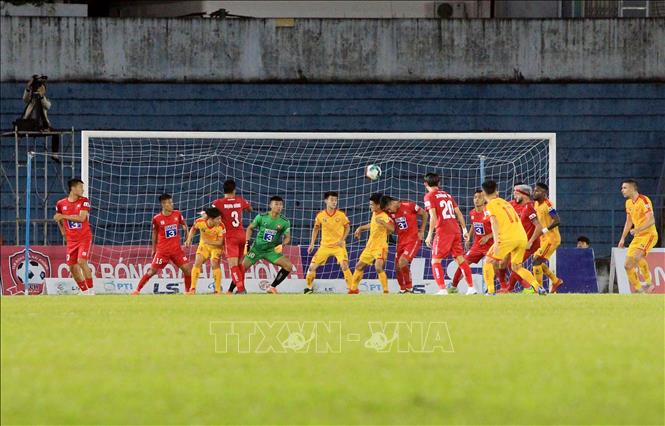 Trong ảnh: Pha bóng lộn xộn trước khung thành Hải Phòng FC. Ảnh: An Đăng – TTXVN