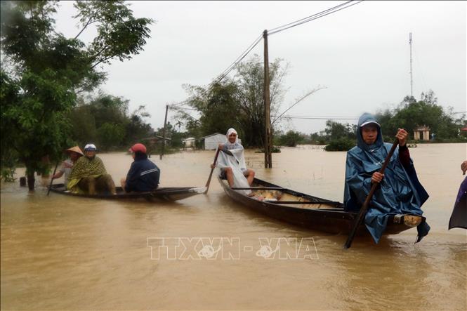 Trong ảnh: Người dân xã Quảng Phú, huyện Quảng Điền (Thừa Thiên-Huế) vẫn bị nước lũ “bủa vây”. Ảnh: Đỗ Trưởng-TTXVN

