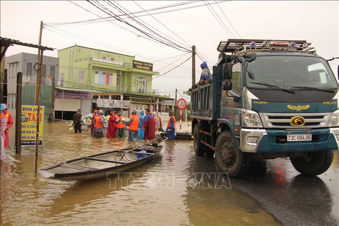 Trong ảnh: Lực lượng cứu hộ nỗ lực đưa hàng cứu trợ về đồng bào vùng lũ Quảng Bình. Ảnh: TTXVN