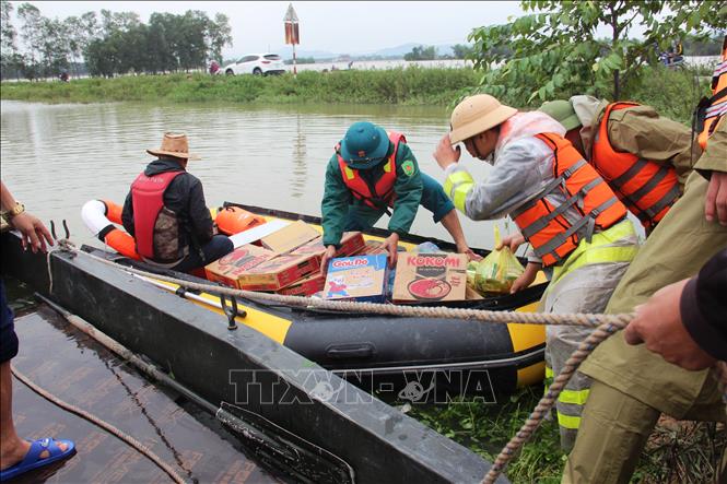 Tại xã Tân Lâm Hương (huyện Thạch Hà), để hàng cứu trợ đến được với người dân phải dùng các thuyền, xuồng nhỏ. Ảnh: Hoàng Ngà - TTXVN