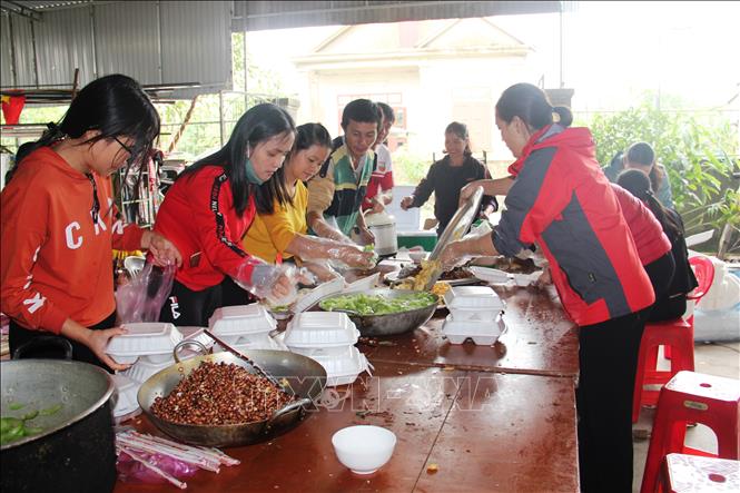 Từ ngày 20/10, người dân ở xã Việt Tiến (huyện Thạch Hà) đã nấu được 2.500 suất cơm để chuyển đến người dân các vùng bị ngập lụt. Ảnh: Hoàng Ngà - TTXVN