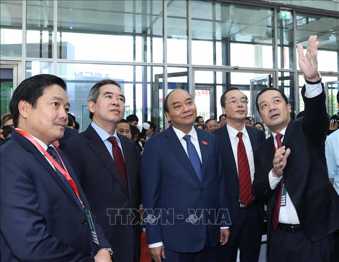 Trong ảnh: Thủ tướng Nguyễn Xuân Phúc, Chủ tịch ASEAN 2020 thăm khu trưng bày tại diễn đàn. Ảnh: Thống Nhất - TTXVN
