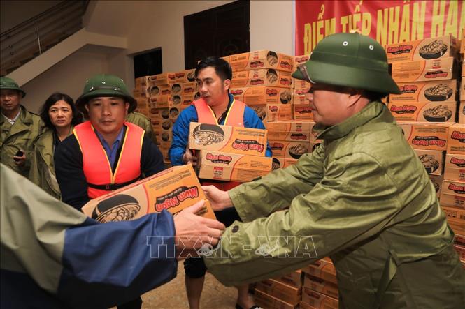Trong ảnh: Mặt trận Tổ Quốc huyện Cẩm Xuyên, tỉnh Hà Tĩnh nhận quà cứu trợ từ khắp nơi để chuyển đến tay người dân vùng lũ. Ảnh: Thành Đạt - TTXVN