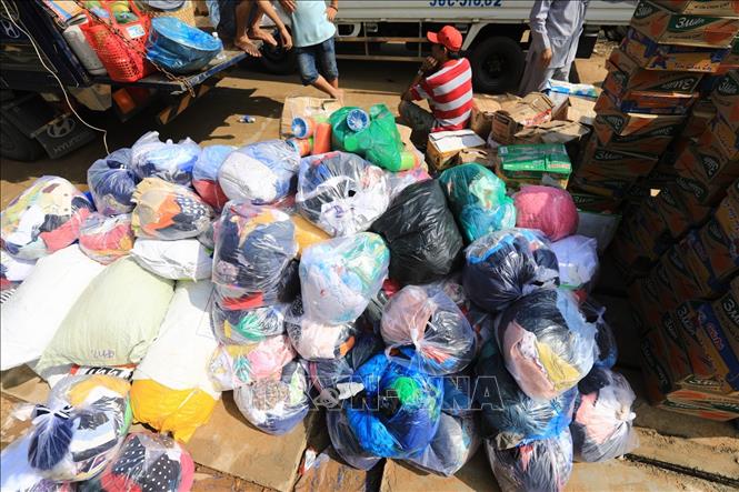 Trong ảnh: Những túi quần áo được đóng gói cẩn thận chuyển đến người dân huyện Lệ Thủy, Quảng Bình. Ảnh: Thành Đạt - TTXVN