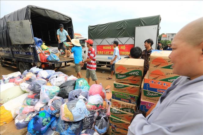 Trong ảnh: Các tổ chức thiện nguyện khắp cả nước chuyển hàng cứu trợ đến cho người dân vùng lũ tại huyện Lệ Thủy, tỉnh Quảng Bình. Ảnh: Thành Đạt - TTXVN