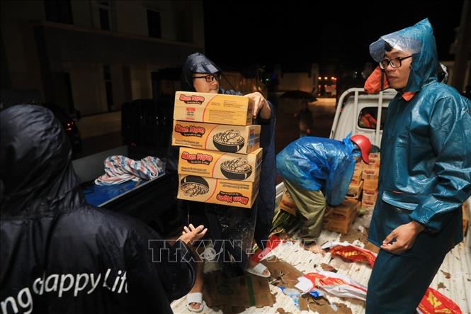 Trong ảnh: Các tổ chức thiện nguyện khắp cả nước chuyển hàng cứu trợ đến cho người dân vùng lũ tại huyện Lệ Thủy, tỉnh Quảng Bình. Ảnh: Thành Đạt - TTXVN