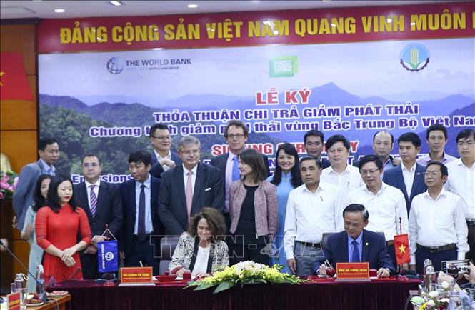 Trong ảnh: Thứ trưởng Bộ Nông nghiệp và Phát triển nông thôn Hà Công Tuấn và Giám đốc Ngân hàng Thế giới tại Việt Nam Carolyn Turk ký kết thỏa thuận. Ảnh: Tuấn Đức - TTXVN
