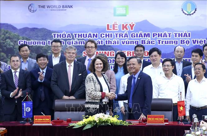 Trong ảnh: Thứ trưởng Bộ Nông nghiệp và Phát triển nông thôn Hà Công Tuấn và Giám đốc Ngân hàng Thế giới tại Việt Nam Carolyn Turk tại lễ ký kết. Ảnh: Tuấn Đức - TTXVN