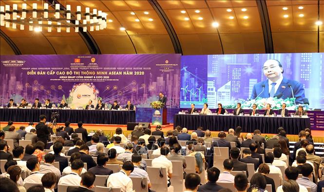 Photo: Prime Minister Nguyen Xuan Phuc speaks at the summit. VNA Photo: Thống Nhất