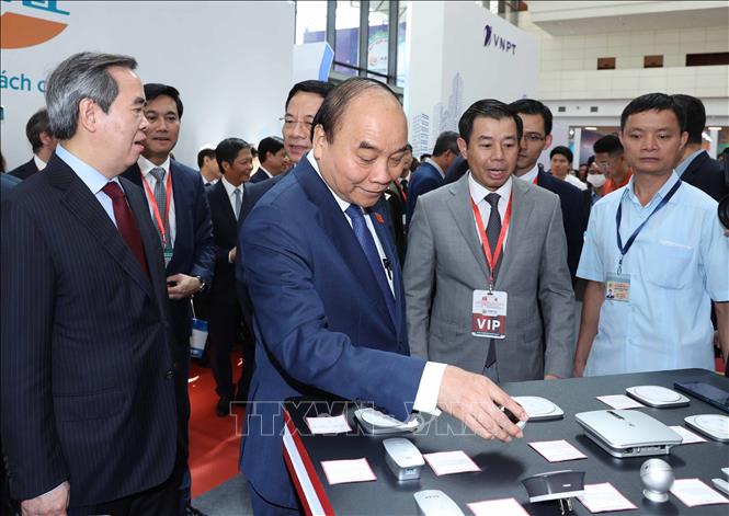 Photo: Prime Minister Nguyen Xuan Phuc visits an exhibition on the sidelines of the summit. VNA Photo: Thống Nhất