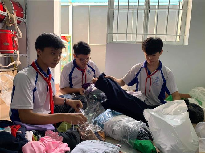 Trong ảnh: Học sinh trường Trung học cơ sở Lương Thế Vinh, thành phố Buôn Ma Thuột ủng hộ quần áo, sách vở cho học sinh vùng lũ miền Trung. Ảnh: TTXVN phát