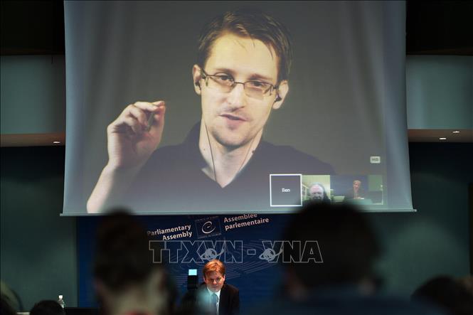 Trong ảnh (tư liệu): Cựu nhân viên hợp đồng Cơ quan An ninh Quốc gia Mỹ (NSA) Edward Snowden tại một phiên thảo luận qua video của Hội đồng châu Âu ở Strasbourg, Pháp ngày 23/6/2015. Ảnh: AFP/TTXVN