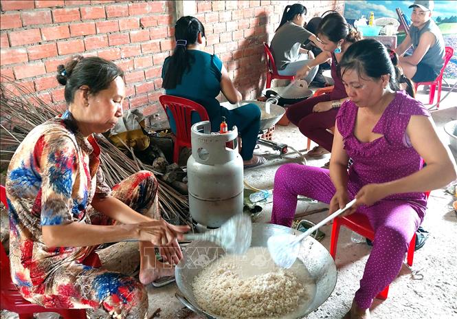 Hoạt động ý nghĩa này đã thu hút hàng trăm lượt người tham gia gói bánh. Ảnh: Trần Thị Thu Hiền - TTXVN
