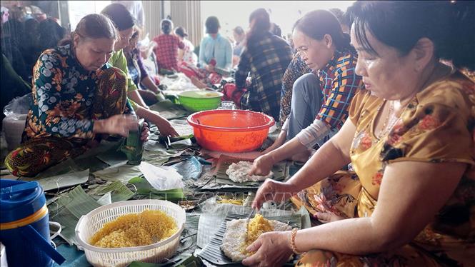 Hàng trăm lượt người dân Chợ Lách đã đến tham gia gói bánh tét ủng hộ đồng bào miền Trung. Ảnh: Trần Thị Thu Hiền - TTXVN
