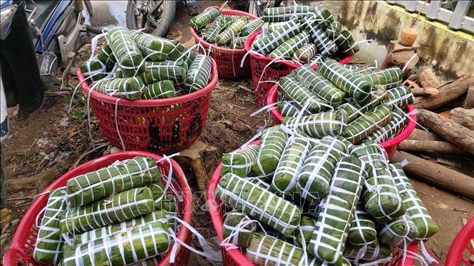 Gần 3.000 đòn bánh tét đã được người dân Chợ Lách gói đợi gửi ra đồng bào miền Trung. Ảnh: Trần Thị Thu Hiền - TTXVN
