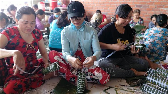 Hàng trăm lượt người dân Chợ Lách đã đến tham gia gói bánh tét ủng hộ đồng bào miền Trung. Ảnh: Trần Thị Thu Hiền - TTXVN
