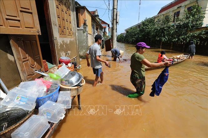 Trong ảnh: Tranh thủ lúc trời hửng nắng, người dân mang đồ dùng ra phơi. Ảnh: Thành Đạt - TTXVN