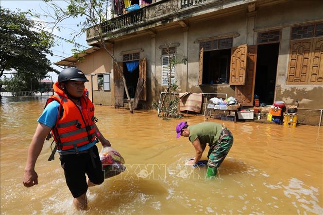 Trong ảnh: Một số nơi ở Lệ Thủy nước đã rút, người dân tranh thủ dọn dẹp vệ sinh nhà cửa. Ảnh: Thành Đạt - TTXVN