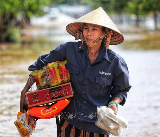 Trong ảnh: Những hộp mỳ tôm, gạo, bánh, nước ngọt, áo phao là những mặt hàng cứu trợ thiết thực và ý nghĩa cho người dân Lệ Thủy vào lúc này. Ảnh: Thành Đạt - TTXVN
