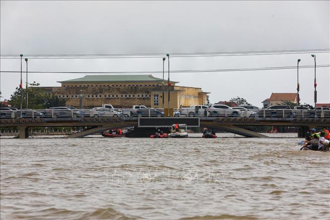 Trong ảnh: Những chiếc ô tô được di chuyển lên cầu tránh ngập. Ảnh: Thành Đạt - TTXVN
