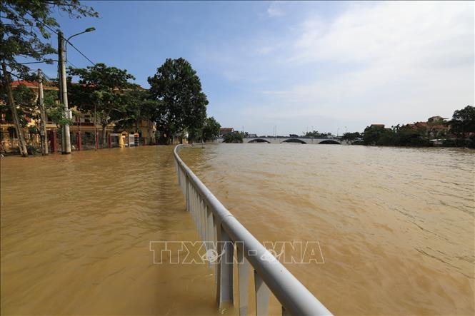 Trong ảnh: Khu vực huyện ủy Lệ Thủy vẫn ngập sâu trong nước. Ảnh: Thành Đạt - TTXVN