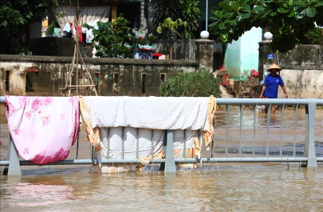 Trong ảnh: Một số nơi tại Lệ Thủy nước, người dân tranh thủ trời nắng vệ sinh, dọn dẹp nhà cửa. Ảnh: Thành Đạt - TTXVN