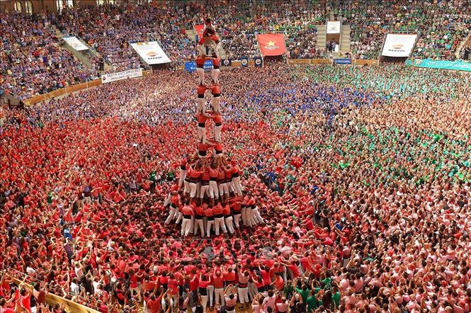 Trong ảnh: Cuộc thi “xây tháp người”, hay còn gọi là Castells, ở Tarragona, xứ Catalonia, Tây Ban Nha diễn ra hai năm một lần. Mỗi tòa tháp có thể được tạo ra từ khoảng 6 đến 10 tầng người. UNESCO đã công nhận Cuộc thi xây tháp người ở xứ Catalan này là Di sản văn hóa phi vật thể của nhân loại. Ảnh: AFP/TTXVN