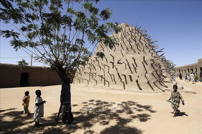 Tại cuộc họp lần thứ 40 diễn ra tháng 7/2016, Ủy ban Di sản thế giới của UNESCO đã đưa các di sản ở Mali và Uzbekistan vào danh sách các di sản thế giới đang gặp nguy hiểm. Ngoài ra, 5 di sản ở Libya cũng bị liệt vào 