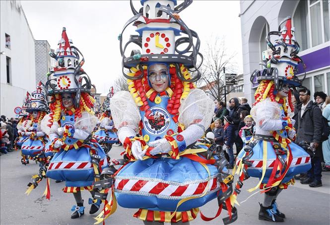 Trong ảnh: Lễ hội hóa trang Aalst của Bỉ được UNESCO công nhận là Di sản văn hóa phi vật thể đại diện của nhân loại từ năm 2010. Ảnh: THX/TTXVN