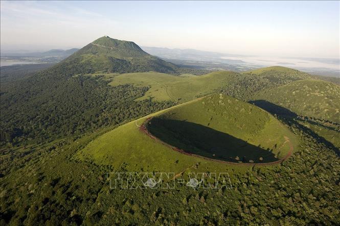 Trong ảnh: UNESCO ngày 2/7/2018 đã công nhận dãy núi lửa Puys, vùng Auvergne-Rhône-Alpes miền Trung nước Pháp là Di sản thiên nhiên thế giới. Dãy núi bao gồm 80 ngọn núi lửa 