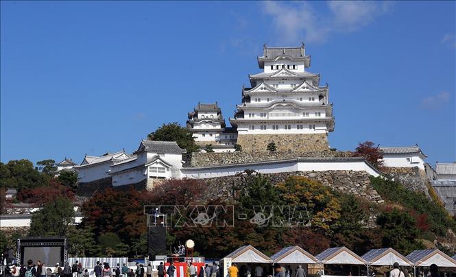 Trong ảnh: Lâu đài cổ Himeji nằm ở trung tâm thành phố Himeji được xây dựng vào năm 1346. Đây là một trong những kiến trúc cổ nhất còn sót lại ở Nhật Bản và là đại diện tiêu biểu cho tất cả các tòa lâu đài, thành quách đang hiện hữu trên xứ sở hoa Anh đào hiện nay. Năm 1993, lâu đài Himeji được UNESCO công nhận là Di sản văn hóa thế giới. Ảnh: Huy Hùng - TTXVN