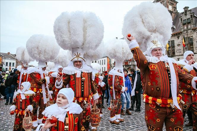 Trong ảnh: Một trong những lễ hội thu hút du khách nhất tại Bỉ chính là lễ hội hóa trang Carnaval de Binche tại thị trấn Binche, được UNESCO công nhận là Di sản văn hóa truyền khẩu phi vật thể nhân loại vào năm 2003 và đây cũng là loại hình văn hóa dân gian đường phố đầu tiên được công nhận tại châu Âu. Ảnh: THX/TTXVN