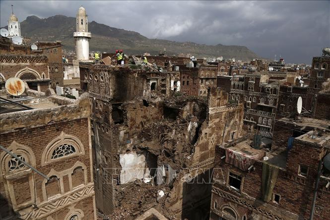 Trong ảnh: Nhiều ngôi nhà thuộc thành phố cổ Sanaa của Yemen, được UNESCO công nhận là Di sản thế giới đã bị sụp đổ do mưa lớn, sau khi nhiều cơn bão và lũ quét hoành hành tại quốc gia này. Lâu nay, những ngôi nhà làm từ gạch bùn nâu và trắng xung quanh thành phố cổ Sanaa, được xây dựng từ trước thế kỷ thứ 11, đang đối mặt với nhiều mối đe dọa do xung đột và không được gìn giữ cẩn thận. Ảnh: THX/TTXVN