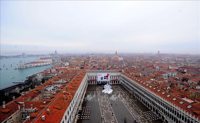 Trong ảnh: Thành phố Venice nằm ở Đông Bắc Italy, là thủ phủ của vùng Veneto. Bị chia cắt bởi những con kênh và nối với nhau bằng những cây cầu, Venice nổi tiếng với cảnh đẹp và kiến trúc. Venice được UNESCO ghi danh là Di sản Thế giới năm 1987. Ảnh: THX/TTXVN