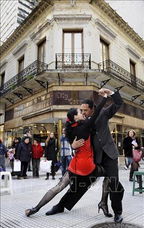 Trong ảnh: Năm 2009, UNESCO tuyên bố điệu nhảy Tango truyền thống của Argentina  và Uruguay - một  báu vật văn hoá thế giới,  với những bước nhảy cuốn hút cùng những khúc ca trữ tình, được đưa vào danh sách những Di sản thế giới. Ảnh: AFP/TTXVN