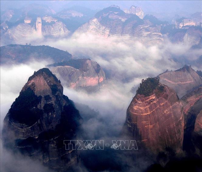 Trong ảnh: Phong cảnh núi Langshan (tỉnh Hồ Nam, Trung Quốc) được UNESCO đưa vào danh sách Di sản Thế giới, tháng 8/2013. Ảnh: THX/TTXVN